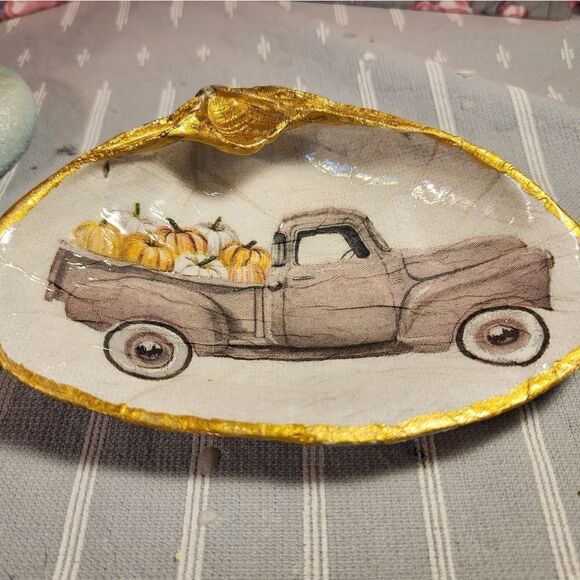 DECOUPAGE CLAM SHELL DECOUPAGE TRUCK WITH PUMPKINS IS ON A CLAM SHELL - Picture 7 of 11
